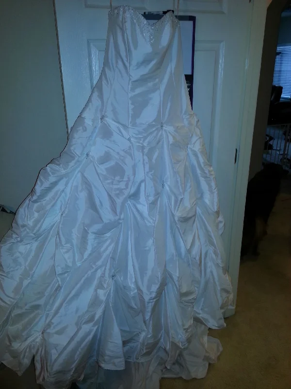 Can't Miss David's Bridal 1001-1605