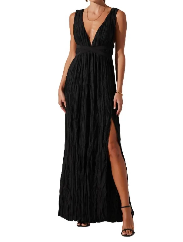 Stock Clearance Tesni Maxi Dress In Black